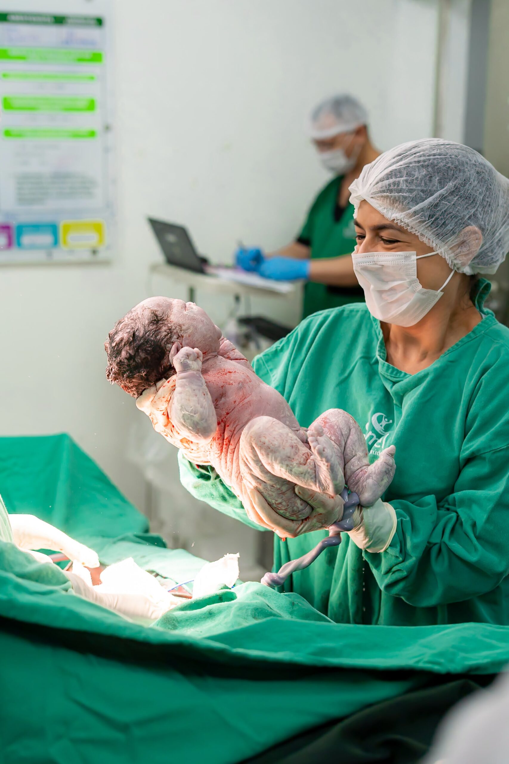 Registro sensível do nascimento e encontro da família com o bebê em Manaus